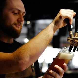 bartender-pour-a-draft-beer